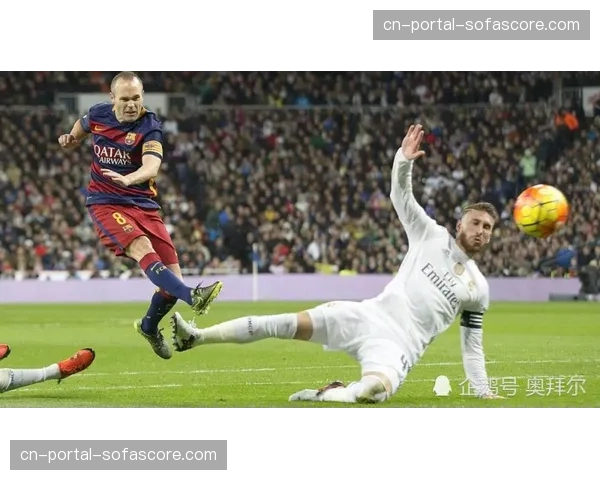 “特写镜头：进球后，全场观众起立为罚入关键任意球的老将鼓掌”