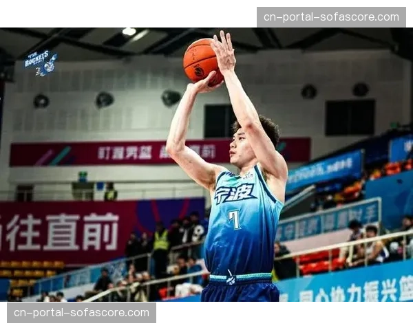 【2026年4月CBA联赛·赛事筹办·通讯宁波富邦主场新增顶棚摄像机位，专门用于拍摄定位球战术全景